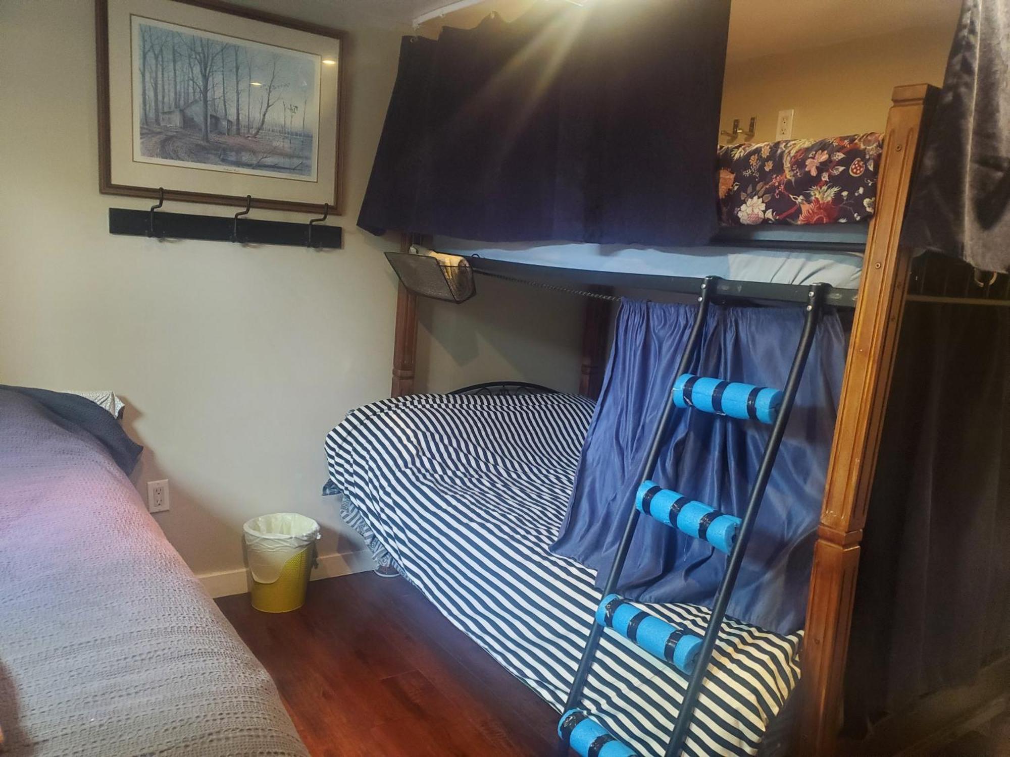 The Calgary Hub Hostel Style Home Ngoại thất bức ảnh